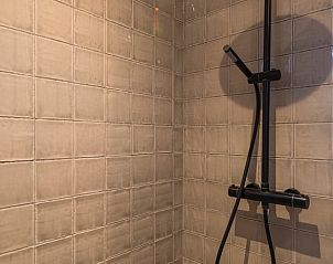 Douche in Huisje in Beers, vakantiehuis in Beers NB, Noordoost Brabant, met moderne tegels en regendouche.