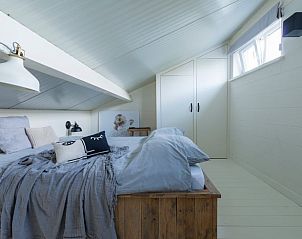 Zolderkamer in Huisje in Beers, vakantiehuis in Beers NB, Noordoost Brabant, met knusse bedden en lichte inrichting.