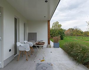 Terras van Huisje in Beers, vakantiehuis in Beers NB, Noordoost Brabant, met comfortabele stoelen en uitzicht op de natuur.
