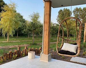 Rustgevend terras met hangstoel bij Vakantiehuis in Beers, Noord Brabant.