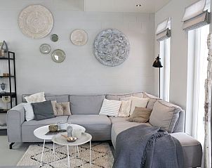 Stijlvolle woonkamer in Vakantiehuis in Beers, Noord Brabant met comfortabele hoekbank.