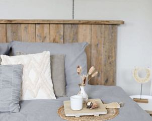 Comfortabele slaapkamer met houten accenten in Vakantiehuis in Beers, Noordoost Brabant.