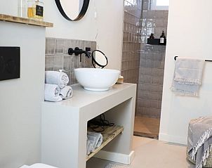 Moderne badkamer met inloopdouche in Vakantiehuis in Beers, Noord Brabant.