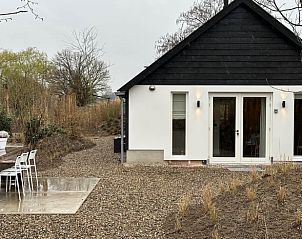 Buitenterras van Vakantiehuisje in Beers, Noordoost Brabant, perfect voor buiten dineren en ontspannen.