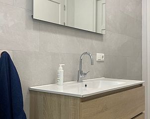 Moderne wastafel in de badkamer van Huisje in Beers, vakantiehuis in Beers NB, voor een frisse start van de dag.