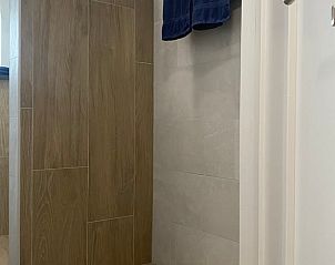 Stijlvolle douche in de badkamer van Huisje in Beers, vakantiehuis in Beers NB, met moderne voorzieningen.