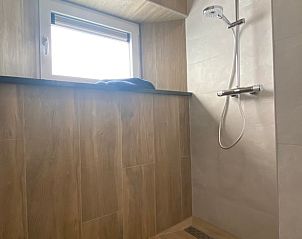 Ruime douche met raam in Huisje in Beers, vakantiehuis in Beers NB, voor een verfrissende ervaring.