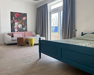 Slaapkamer met kleurrijke decoratie in Huisje in Beers, vakantiehuis in Beers NB, voor een gezellige sfeer.