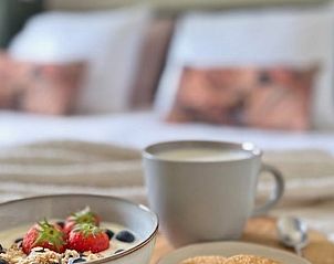 Ontbijt op bed in Vakantiehuis in Beers, Noordoost Brabant voor een ontspannen start.