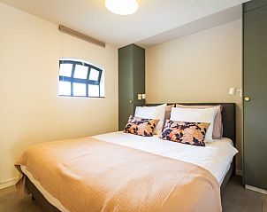 Ruime slaapkamer met zachte kussens in Vakantiehuis in Beers, NB.