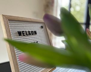 Welkom bord met bloemen in Vakantiehuis in Beers, Noord Brabant.