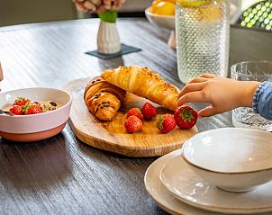 Gezond ontbijt met croissants en fruit in Vakantiehuis in Beers, Noord Brabant.
