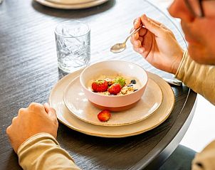 Ontbijt met vers fruit en granola in Vakantiehuis in Beers, Noordoost Brabant.