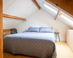 Knusse zolderkamer met houten balken in Vakantiehuis in Beers, NB.