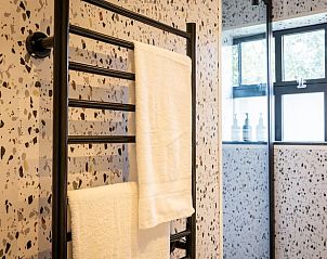 Moderne badkamer met handdoekradiator in Vakantiehuis in Beers, Noord Brabant.