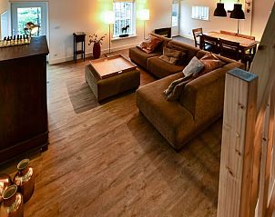 Ruime binnenruimte van Vakantiehuisje in Beugen, Noordoost Brabant, met houten vloer en sfeervolle inrichting.