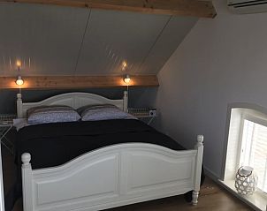 Knusse slaapkamer in Vakantiehuisje in Beugen, Noordoost Brabant, met een rustieke uitstraling en zachte verlichting.