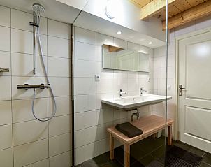 Moderne badkamer in Vakantiehuisje in Beugen, Noordoost Brabant, voorzien van een ruime douche en dubbele wastafel.