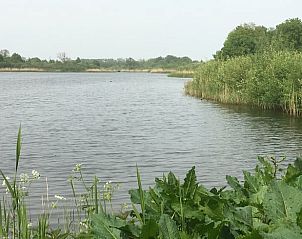 Kalme rivier bij Vakantiehuisje in Beugen, Noordoost Brabant, perfect voor een rustgevende wandeling in de natuur.