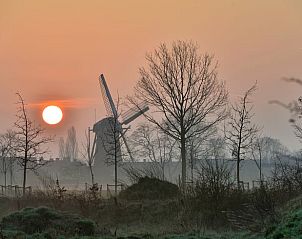 Pittoreske zonsondergang met molen bij Vakantiehuisje in Beugen, Noordoost Brabant, voor een magische avond.