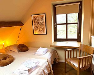 Ruime eetkamer in vakantiehuis BRA100, Holthees, Noord Brabant met lange eettafel voor groepen.