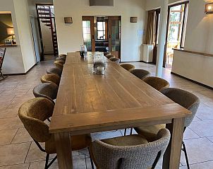 Slaapkamer met dakraam en twee bedden in vakantiehuis BRA100, Holthees, Noord Brabant.