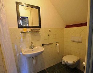 Comfortabele woonkamer in vakantiehuis BRA100, Holthees, Noord Brabant met stijlvolle banken.