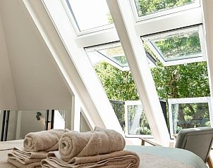 Lichte slaapkamer in Huisje in Reek, vakantiehuis in Noord Brabant met dakramen.