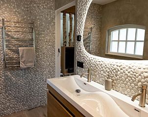 Luxe badkamer met dubbele wastafel in Huisje in Reek, vakantieverblijf in Noordoost Brabant.