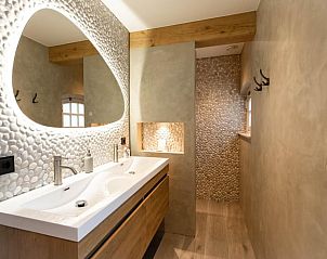 Moderne badkamer met stijlvolle afwerking in Huisje in Reek, vakantiehuis in Noord Brabant.