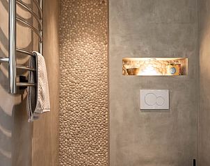 Elegante douche in Vakantiehuis in Reek, Noordoost Brabant, met mozaek wanddetails.