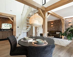 Gezellige eetruimte in Vakantiehuis in Reek, Noordoost Brabant, met houten accenten en open keuken.