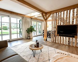 Lichte woonkamer in Vakantiehuis in Reek, Noordoost Brabant, met uitzicht op de tuin.