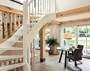 Stijlvolle trap in Vakantiehuis in Reek, Noordoost Brabant, leidt naar de bovenverdieping.