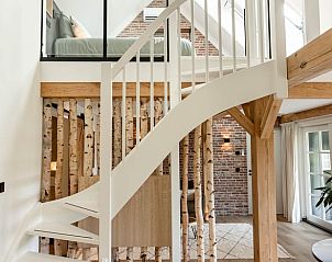 Open trap in Vakantiehuis in Reek, Noordoost Brabant, met zicht op de woonkamer.