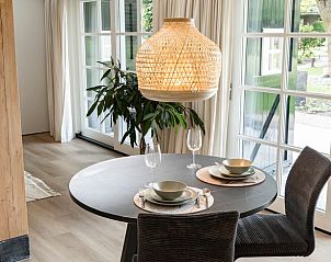 Gezellige eethoek in Vakantiehuis in Reek, Noordoost Brabant, met uitzicht op de tuin.