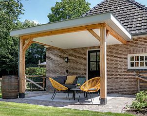 Overdekt terras in Vakantiehuis in Reek, Noordoost Brabant, ideaal voor buitenontspanning.