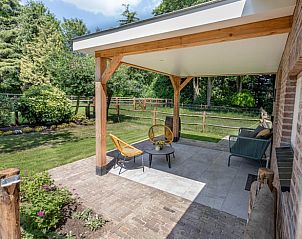 Rustieke veranda in Vakantiehuis in Reek, Noordoost Brabant, met uitzicht op de tuin.