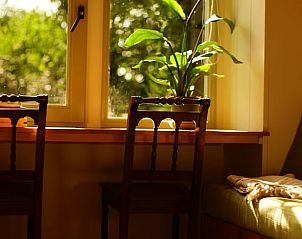 Gezellige binnenruimte van vakantiehuisje in Reek, met houten meubels en veel natuurlijk licht.