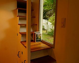 Praktische trapopgang in vakantiehuisje in Reek met ingebouwde opbergruimte.