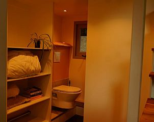 Compacte badkamer in vakantiehuisje in Reek met moderne voorzieningen.