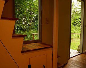 Hal van vakantiehuisje in Reek met toegang tot het terras, omringd door natuur.