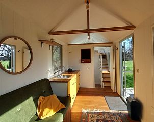 Lichte woonkamer in vakantiehuisje in Reek met comfortabele zitplaatsen en uitzicht op de velden.