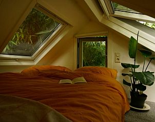 Ruime slaapkamer in vakantiehuisje in Reek met uitzicht op de groene omgeving.