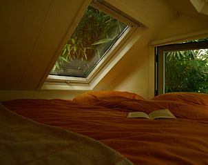 Slaapruimte in vakantiehuisje in Reek met comfortabele bedden en veel natuurlijk licht.