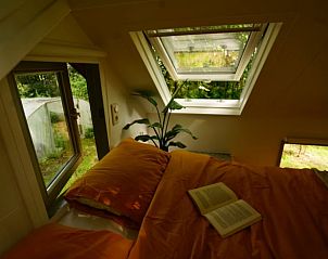 Knusse slaapkamer in vakantiehuisje in Reek met uitzicht op de tuin, ideaal voor rustzoekers.