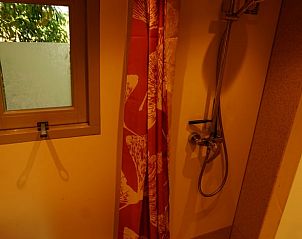 Douche in vakantiehuisje in Reek met moderne afwerking, ideaal voor een verfrissende start.