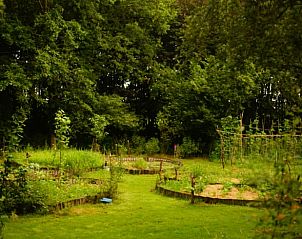 Weelderige tuin rondom vakantiehuisje in Reek, een paradijs voor natuurliefhebbers.