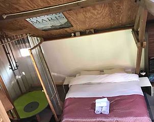 Slaapkamer in Vakantiehuisje in Huisseling, Noordoost Brabant, vakantiehuis met ruime slaapkamer en bijzondere details.