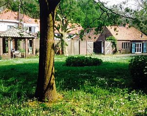 Vakantiehuisje in Huisseling, Noord-Brabant, ruime tuin met groene omgeving en gezellige zitplek.